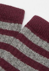 Randiga fingerlösa handskar i bordeaux och grått. Stickat material med ribbade muddarna och en mjuk textur. Öppna fingertoppar för rörlighet.
