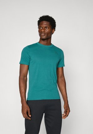 T-shirt en coton bleu canard avec un col rond et des manches courtes ; présente un logo discret sur la poitrine supérieure gauche. Texture lisse et design ajusté.