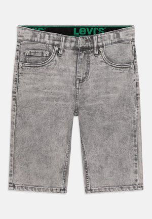 Szare spodenki z denimu o średniej długości, z przednimi kieszeniami, szlufkami na pasek, zapięciem na guzik oraz widoczną wewnętrzną tasiemką z logo Levi's.