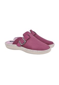 Pareja de zapatos de ante púrpura sin cordones con correas ajustables de hebilla plateada y suelas texturizadas en color beige claro.