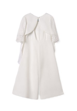 Hvid heldragt med blondeærmer til albuen og et kapedetalje bagpå, med knaplukning ved halsudskæringen.