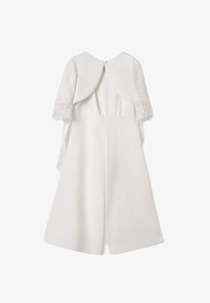 Biały kombinezon z koronkowymi rękawami do łokcia i peleryną z tyłu, zapinany na guzik przy dekolcie.