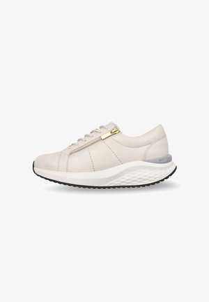 Zapatilla de cuero beige con cremallera dorada, suela gruesa blanca texturizada, banda de rodadura negra y cierre de cordones.