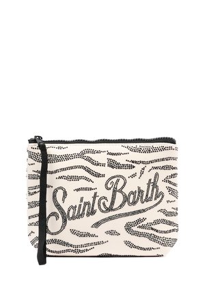 Piccola pochette rettangolare bianca con cerniera nera e cinturino da polso, decorata con motivi di perline nere e testo "Saint Barth" in perline.