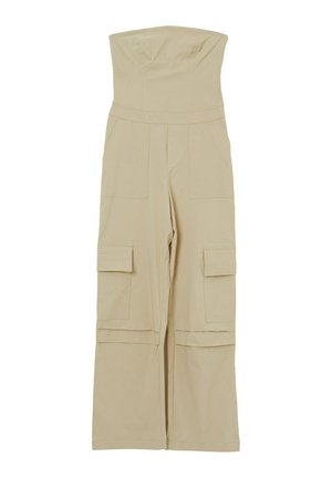 Jumpsuit beige senza spalline con gamba larga, dotato di quattro grandi tasche cargo e un busto aderente. Realizzato in tessuto leggero.
