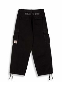 Pantalones cargo negros de algodón, con un corte holgado, múltiples bolsillos laterales y un cordón en el dobladillo. Texto bordado en la cintura.