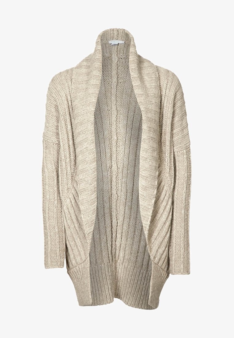 Cardigan beige en grosse maille avec col châle, manches longues et texture côtelée, avec devant ouvert et deux poches avant.