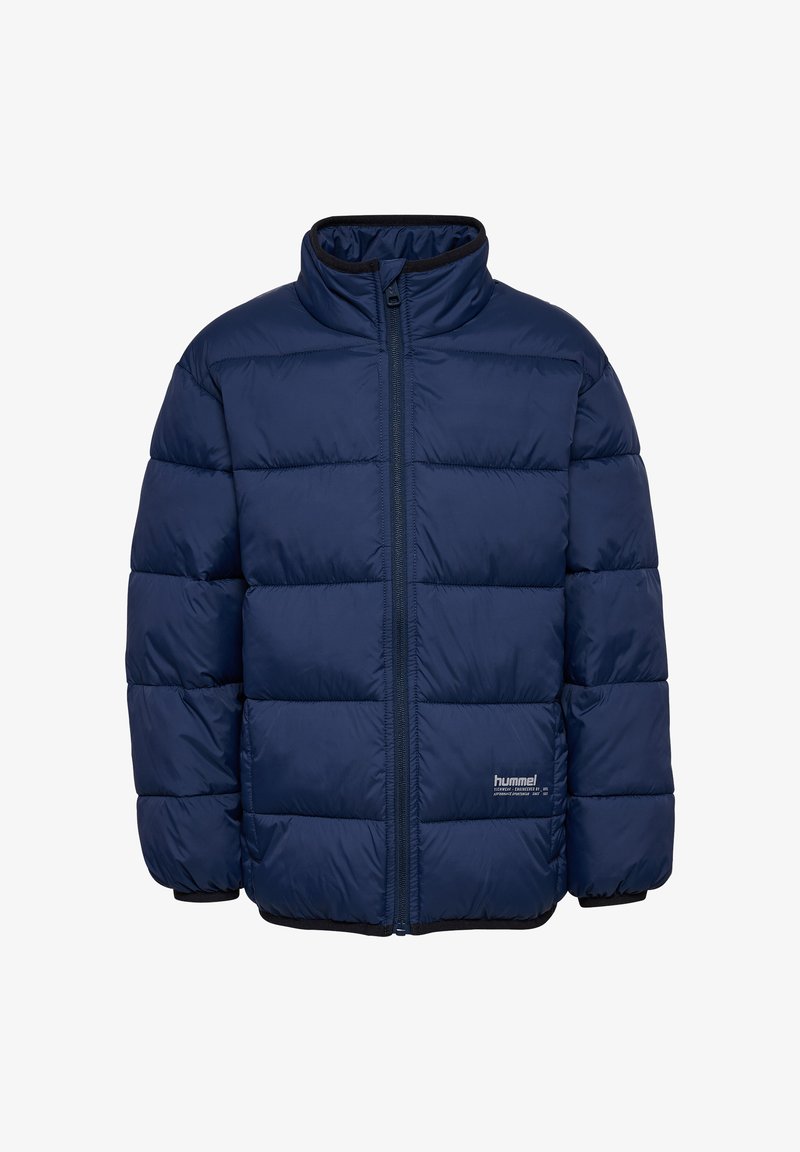 Marineblaue Daunenjacke mit hohem Kragen, horizontal gestepptem Design, Frontreißverschluss und Logodetail am Saum. Weiche, gepolsterte Textur.