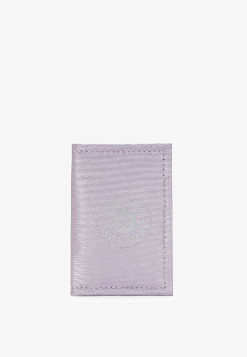 Porte-cartes en cuir lilas avec surface texturée, logo circulaire en relief et bords cousus contrastants. Forme rectangulaire compacte.