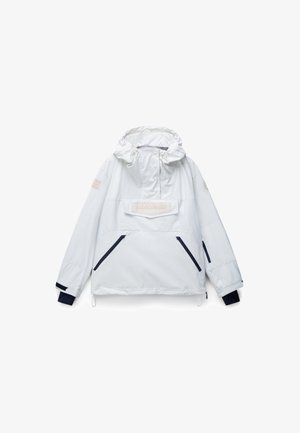 Hvid pullover jakke med hætte, der har en frontlomme, marineblå detaljer og justerbare snore. Glat tekstur, minimal branding.