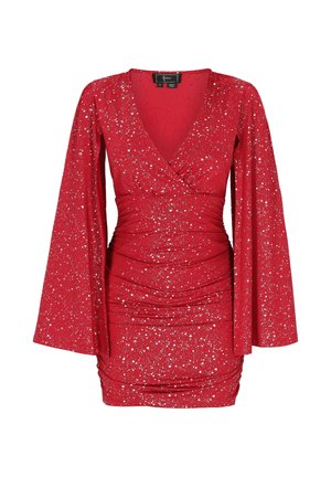 Rochie roșie cu un design tip wrap, mâneci lungi tip clopot și accente de sclipici argintiu. Materialul este texturat și se potrivește strâns, având detalii plisate la talie.
