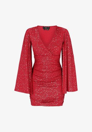 Piros ruha átmeneti kivitelben, hosszú harangujjakkal és ezüst csillámokkal díszítve. Az anyag textúrált és testhez álló, a deréknál ráncolt részletekkel.