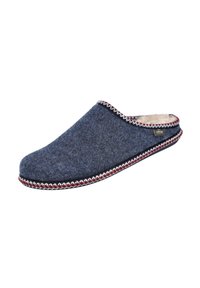 Zapatilla de fieltro azul oscuro con un suave forro interior, forma redondeada y costuras en rojo y blanco que contrastan a lo largo de la suela.