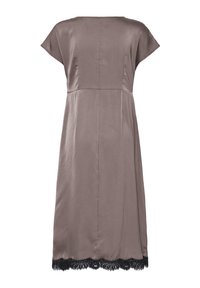 Robe midi en soie taupe avec manches courtes et bordure en dentelle noire le long de l’ourlet, vue de dos sur fond blanc.
