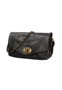 Borsa clutch in pelle nera con superficie texturizzata, tracolla a catena e hardware in tonalità dorata. Presenta una patta arrotondata e una chiusura a fibbia.