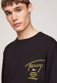 Tommy Jeans REG TWIST - Maglietta a manica lunga - black