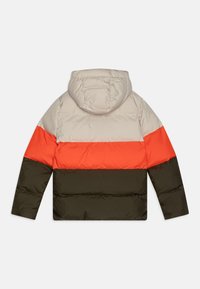 Kurtka puchowa z kapturem, z jasnobeżową górą, jaskrawo pomarańczowym środkowym odcinkiem i ciemnozieloną dolną częścią. Gładki, izolowany materiał.