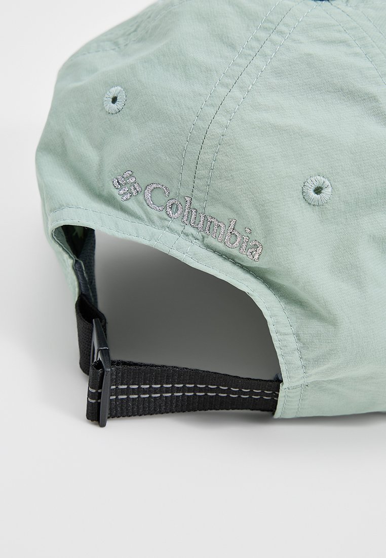 Hellgrüner Hut aus strapazierfähigem Stoff. Mit gesticktem „Columbia“-Logo in Silber. Verstellbarer schwarzer Riemen mit weißer Naht.