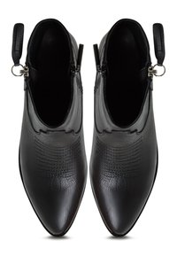 Botine negre din piele cu vârf ascuțit, suprafață texturată, cusături decorative și fermoare laterale cu cârlige.
