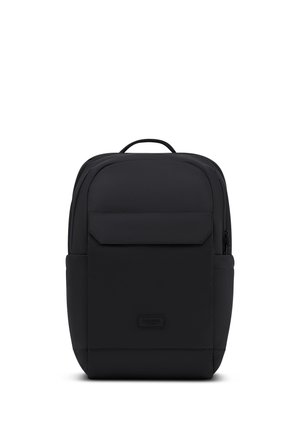 Zaino rettangolare nero con maniglia superiore, tasca anteriore con zip e patta e tasche laterali, mostrato su sfondo bianco.