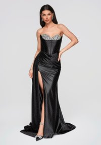 Robe en satin noir avec un décolleté en cœur, un corsage orné, une jupe fendue et des détails drapés. Dotée d'accents de strass dispersés et d'une coupe ajustée.