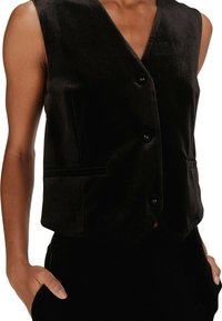 Gilet senza maniche in velluto nero con scollo a V, cinque bottoni e due tasche frontali. Tessuto testurizzato con superficie liscia.