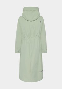 Abrigo impermeable verde claro con cintura ajustable, mangas largas y capucha. Cuenta con un pequeño logo en la parte posterior y costuras decorativas.