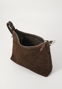 Braune Wildlederhandtasche mit silbernem Reißverschluss, der teilweise geöffnet ist und das Innenfach mit Reißverschluss sowie den verstellbaren Riemen mit silberner Schnalle zeigt.