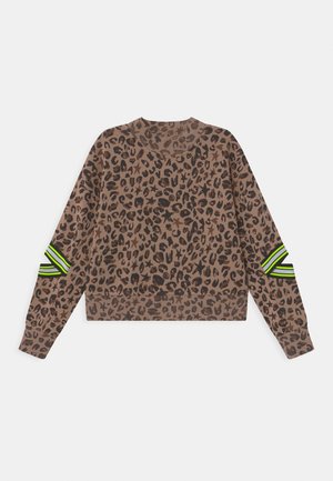 Pull court marron à manches longues avec imprimé léopard noir et détails de rubans rayés vert fluo et noir sur les manches.