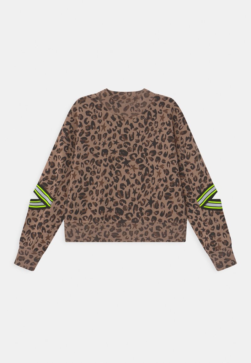 Pull court marron à manches longues avec imprimé léopard noir et détails de rubans rayés vert fluo et noir sur les manches.