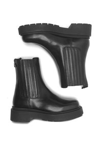 Melnas ādas potītes kurpes ar biezu gumijas zoli, vertikālu ribotu apdari uz elastīgajiem paneļiem, noapaļotu purngalu un potītes garumu.