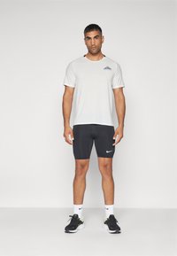 Nike Performance SOLAR CHASE - Športne majice - summit white/black