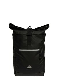 Mochila negra tipo roll-top hecha de material duradero. Cuenta con un bolsillo frontal con cremallera, acentos reflectantes y un logo cerca de la parte inferior.