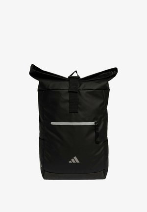 Mochila negra tipo roll-top hecha de material duradero. Cuenta con un bolsillo frontal con cremallera, acentos reflectantes y un logo cerca de la parte inferior.