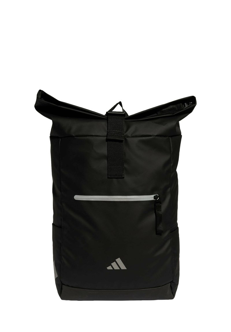 Mochila negra tipo roll-top hecha de material duradero. Cuenta con un bolsillo frontal con cremallera, acentos reflectantes y un logo cerca de la parte inferior.