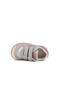 Zapatilla gris con dos correas de Velcro, que presenta una combinación de gamuza y tela, una suela de goma texturizada y un acento de estrella roja en el costado.