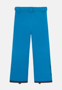 Pantalons de plein air imperméables bleus avec ourlets ajustables et passants de ceinture, présentant le logo Helly Hansen sur la jambe droite.