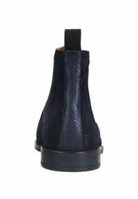 Marineblauwe nubuck Chelsea boots met een gestructureerde slangenhuidaccent, een treklipje op de hiel en een rubberen zool. Achteraanzicht toont een glad ontwerp.