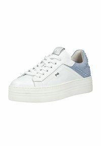 Zapatilla deportiva blanca con plataforma, talón texturizado en azul claro, cordones blancos y detalle metálico plateado en la lengüeta, vista en ángulo hacia la izquierda sobre fondo blanco.