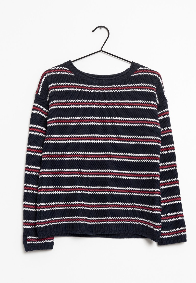 Pull en maille bleu marine avec des rayures horizontales blanches et rouges suspendu à un cintre noir sur fond blanc.