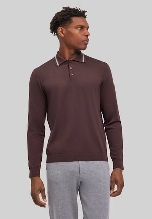 Bruin lange mouwen polo shirt met een kraag, drie knoopsluitingen en lichtgrijze accentstrepen op de kraag. Gladde textuur.