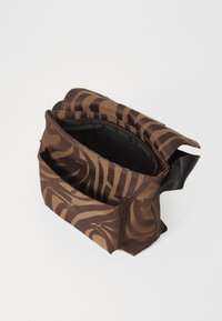 Brown patterned messenger bag with a fabric texture, featuring a zipper closure, two inner compartments, and a front flap.