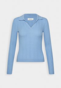 Pull bleu clair à manches longues avec une texture côtelée, un décolleté en V et un col classique, présentant une coupe ajustée.