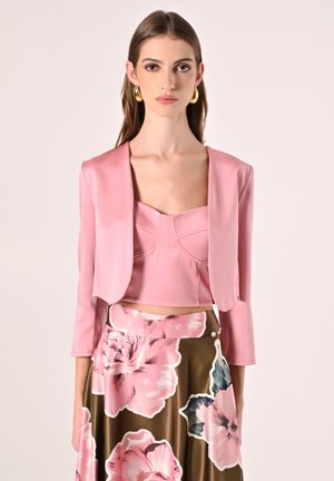 Rosa Satin-Cropped-Blazer mit Dreiviertelärmeln, kombiniert mit einem knielangen Rock im Blumenmuster in Braun- und Rosatönen.