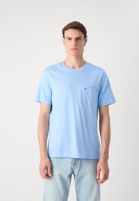 Tommy Hilfiger ESSENTIAL SOLID POCKET TEE - Základné tričko - vessel blue