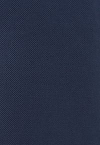 Tessuto blu navy scuro con una superficie liscia e leggermente strutturata, caratterizzata da un motivo a costine diagonali.