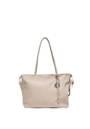 Beige tote taske med lange håndtag og aftagelig skulderrem, med en rund metal vedhæng og kvastdekoration foran.