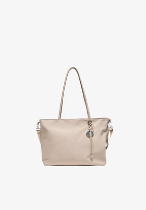 Beige tote taske med lange håndtag og aftagelig skulderrem, med en rund metal vedhæng og kvastdekoration foran.
