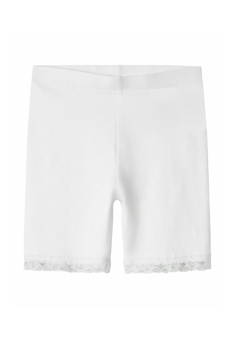 Shorts de algodón elástico blancos con un borde de encaje en el dobladillo. Textura suave, cintura elástica y perneras cortas. Sin bolsillos ni detalles adicionales.