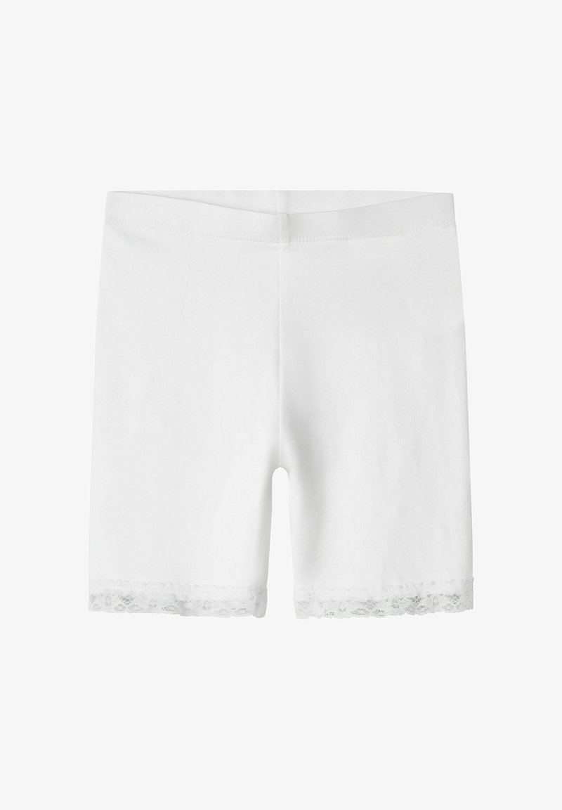 Shorts de algodón elástico blancos con un borde de encaje en el dobladillo. Textura suave, cintura elástica y perneras cortas. Sin bolsillos ni detalles adicionales.